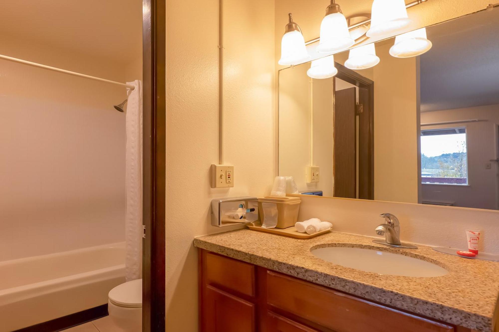 Oyo Hotel Chehalis I-5 South エクステリア 写真