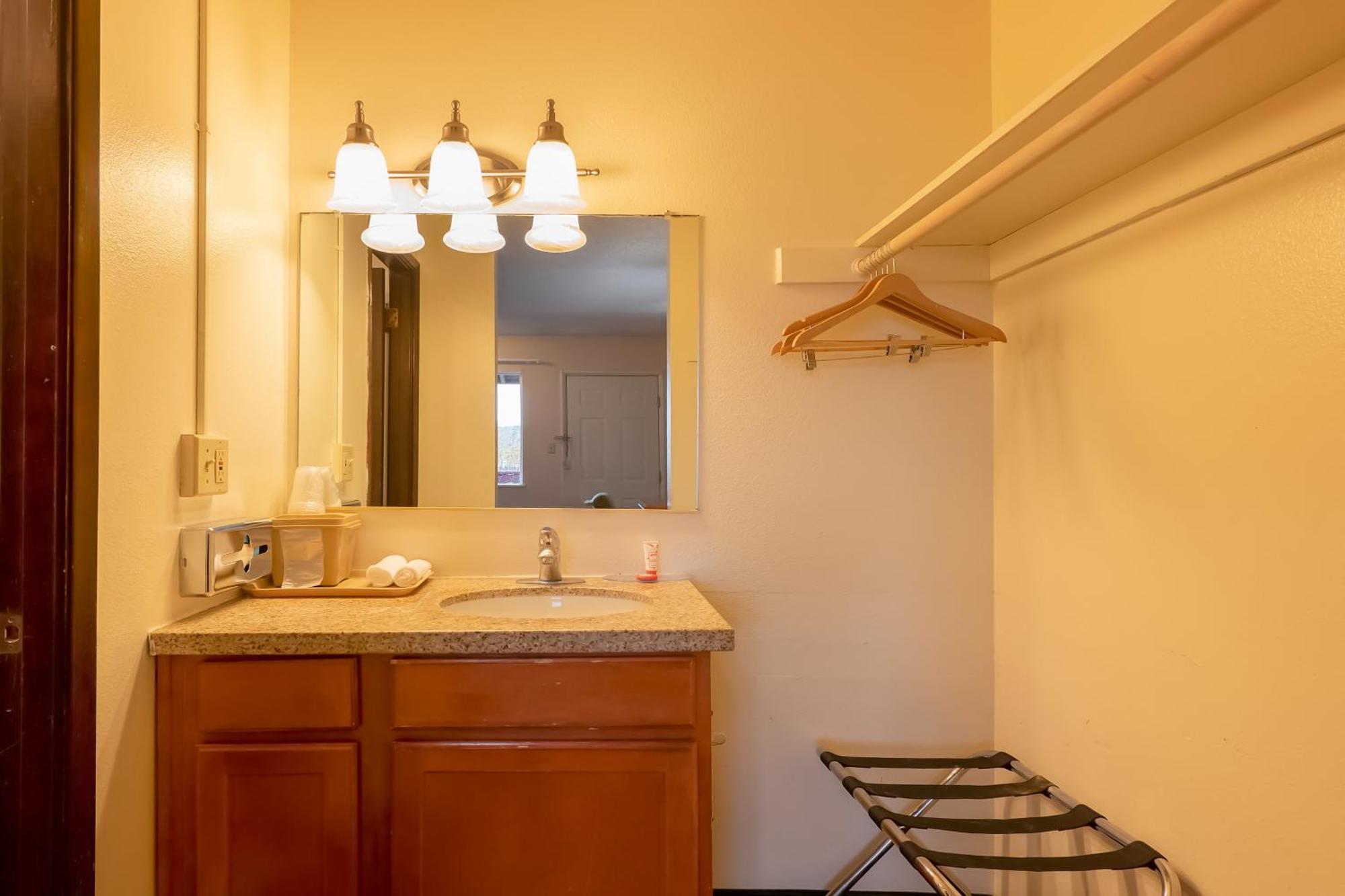 Oyo Hotel Chehalis I-5 South エクステリア 写真
